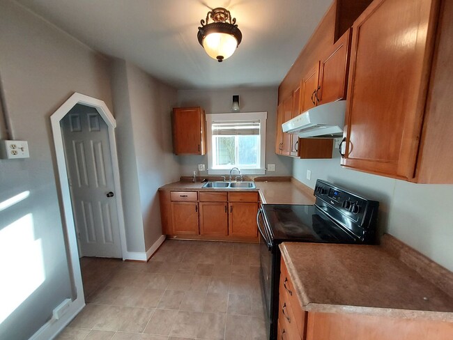 Building Photo - 2 bed 1 bath House Available Now!