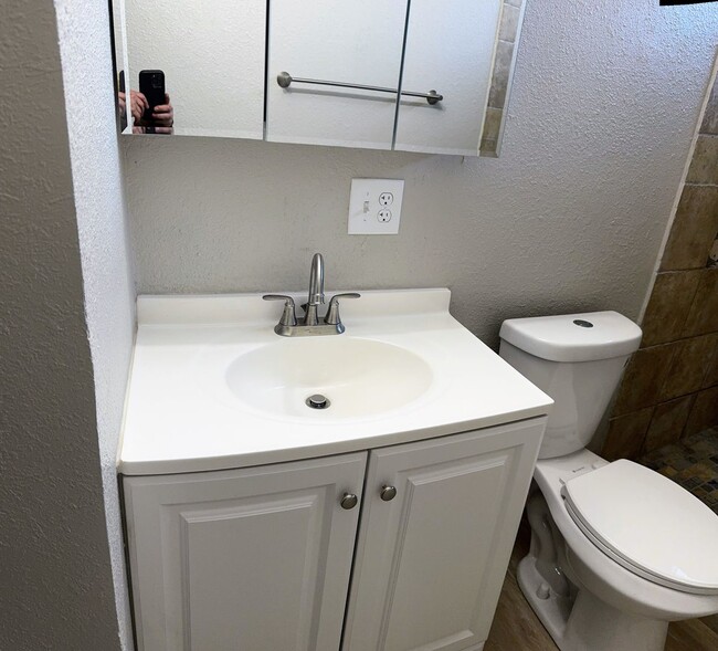 Building Photo - Newly Renovated 3/1 Home w/ Large Yard