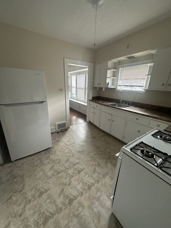 Building Photo - 2228 Wyandotte Ave