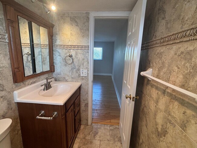 Building Photo - 725 Lori Dr