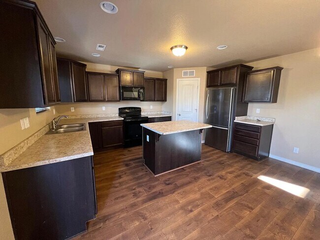 Building Photo - *COMING SOON* 3 Bedroom near Carson and Pe...