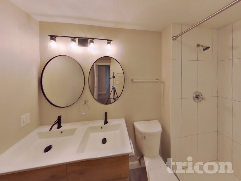 Building Photo - 3899 SE Harriet St