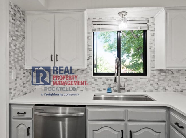 Building Photo - 5 Bedroom Home - University Area - Must See - Pet (dog) Negotiable