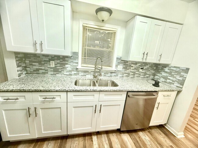 Building Photo - 1715 Thomas Ave