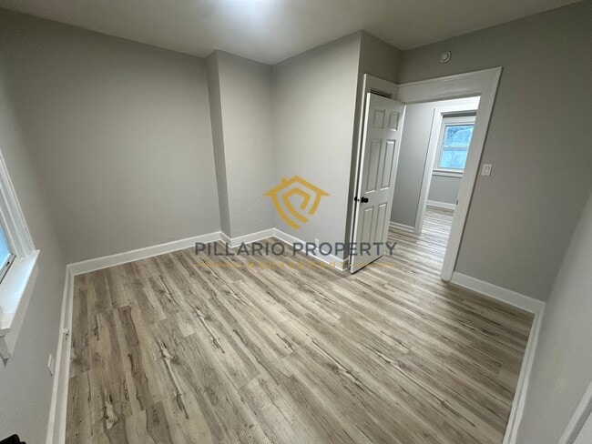 Building Photo - Welcome home to this beautiful 2 bedroom, 2 full bath in Forest Manor, just minutes from the Fair...