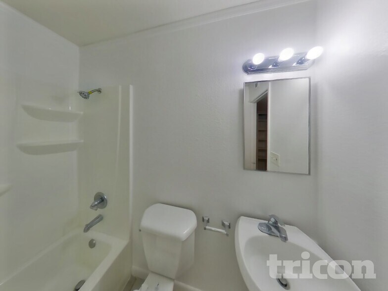 Building Photo - 828 N Pine Ct