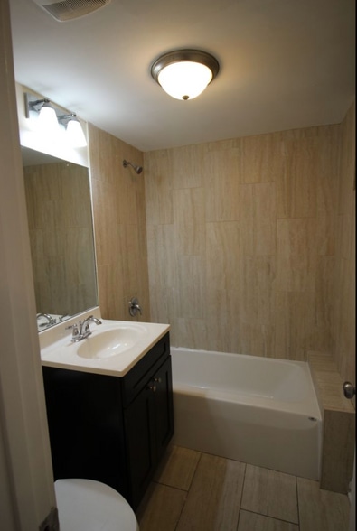 Bathroom - 5003 N Sawyer Ave
