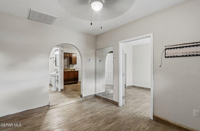 Building Photo - 2624 Lake Victoria Dr