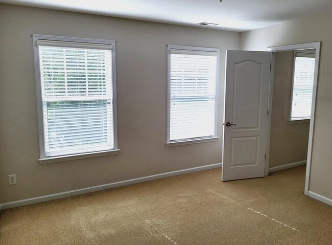 Building Photo - 105 Clubhouse Dr