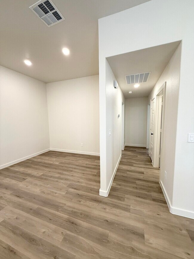 Building Photo - 2501 Kenwood Ave