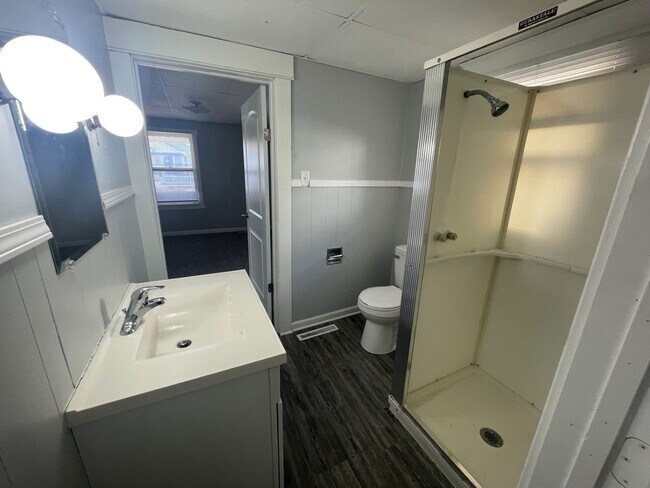Building Photo - Updated 2 Bedroom House W/ Fenced Yard and...