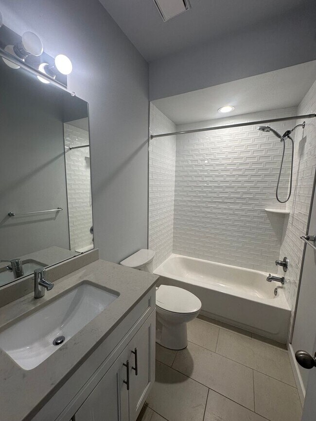 Building Photo - Beautifully Renovated 4 Bed/ 3.5 Bath With Rooftop!