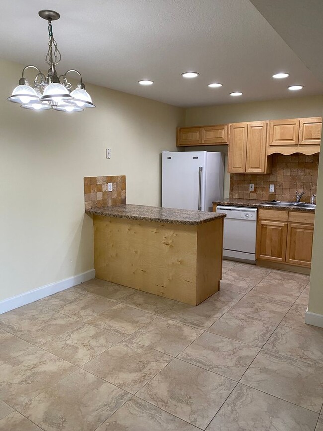 Building Photo - RESORT STYLE, GATED 1ST FLOOR CONDO LOCATE...
