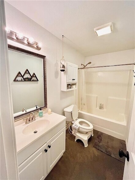 Building Photo - 721 Dockery Ln