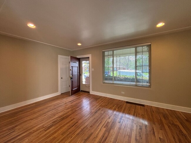 Building Photo - Cozy 2-bedroom bungalow! Detached 2-car garage!