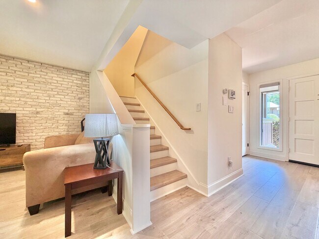 Building Photo - 907 Oak Tree Dr