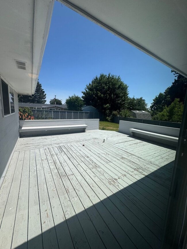 Building Photo - 3 bed 2 bath house with attached garage an...