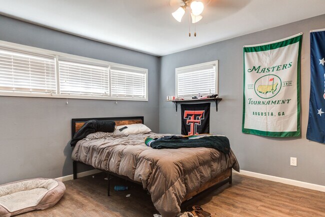 Building Photo - Rare find 5-bedroom 4-bathroom home near T...