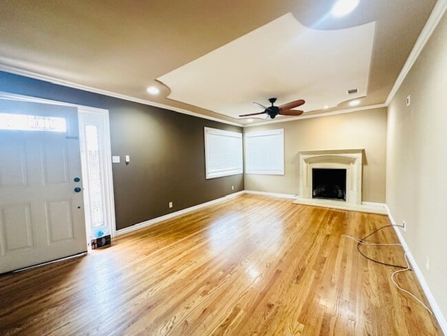 Building Photo - Move right in! This is an ideal home, gorg...
