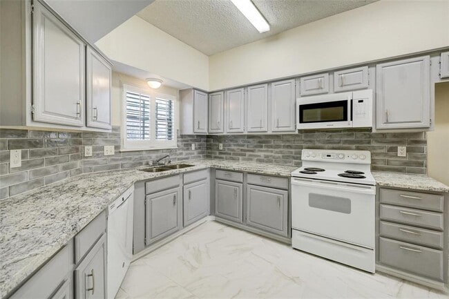 Building Photo - 1035 Fountain View Dr