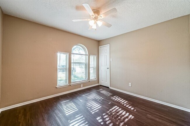 Building Photo - 1309 Oak Hollow Dr