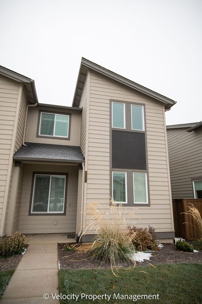 Primary Photo - 3 Bedroom Townhome close to Hospital!