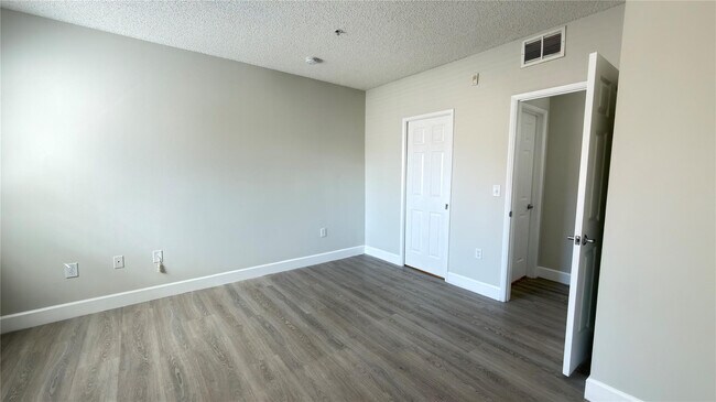 Building Photo - 8000 Nob Hl Rd