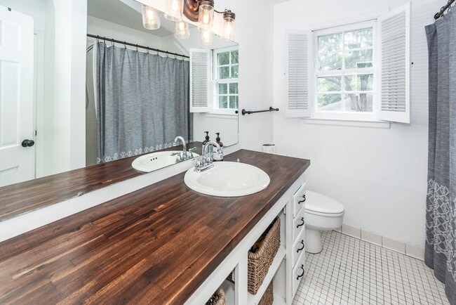 Building Photo - 6 Bedroom, 2.5 Bath House in Drayton on th...