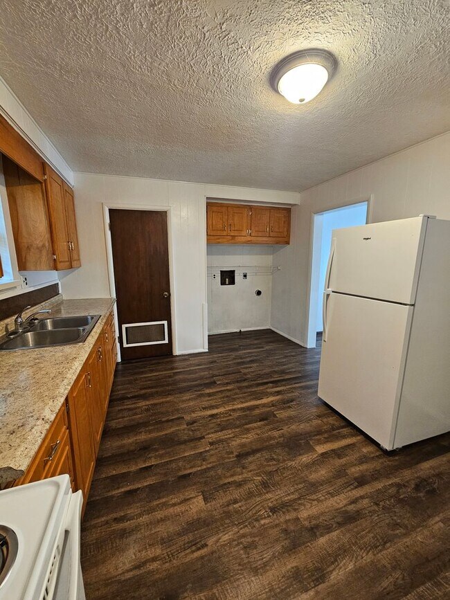 Building Photo - (3) Bed/(1) Bath in Purcell Avail NOWl!