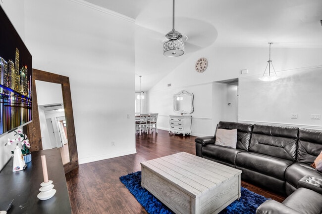 Building Photo - 1532 Primrose Ln