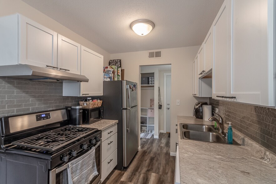 Building Photo - 2219 Marwood Dr