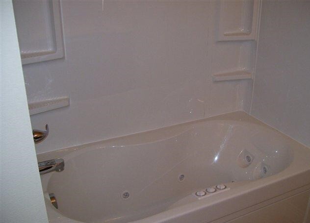 Building Photo - 3 bed 2 bath home with Fenced in backyard!
