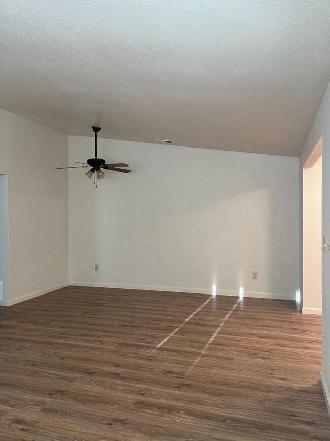 Building Photo - ROUNDHOUSE824