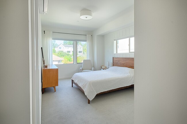 Building Photo - Impeccable Designer Townhome