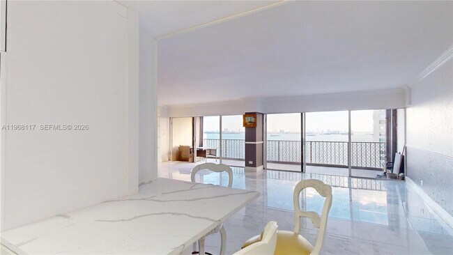 Building Photo - 1800 NE 114th St