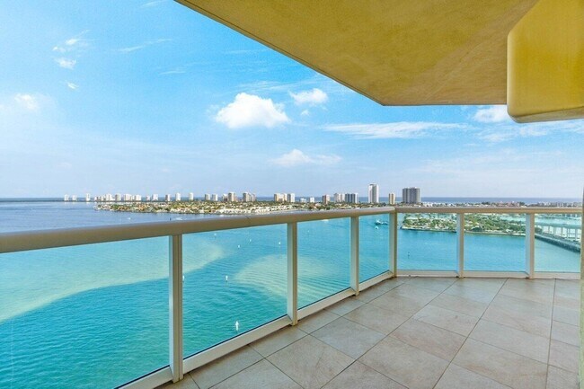Building Photo - 2650 Lake Shore Dr