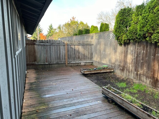 Building Photo - 2 bedroom 1 bath duplex with a garage!