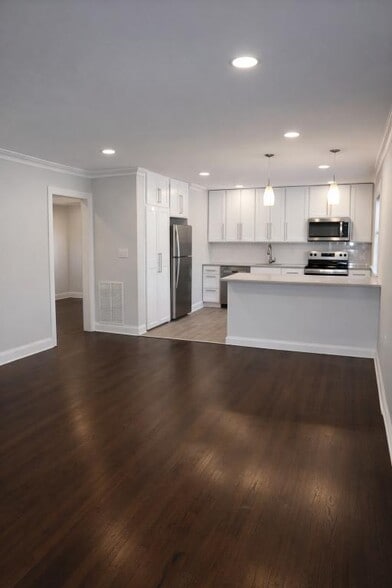 Building Photo - Town House Apartments