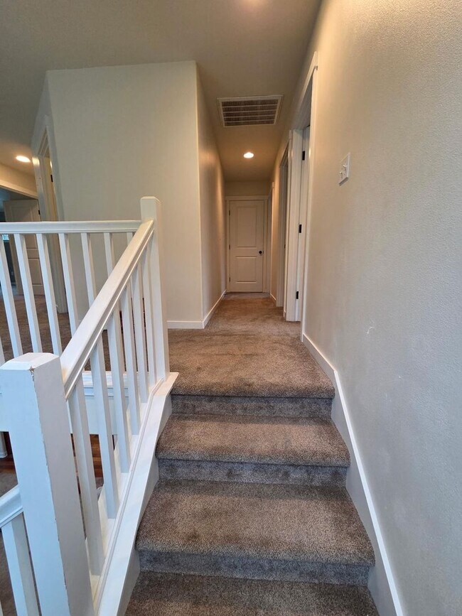 Building Photo - Beautiful 3-Bed Home with Private Yard and Modern Upgrades