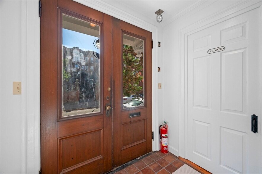 Building Photo - 15 Lynde St