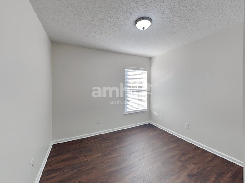 Building Photo - 1411 Samantha Cir S