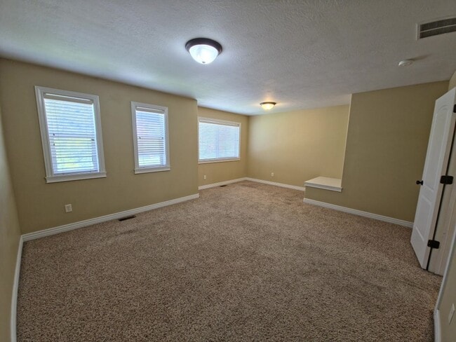 Building Photo - Beautiful 3 Bed, 2.5 bath Townhome with Attached 2 Car Garage in Rock Creek
