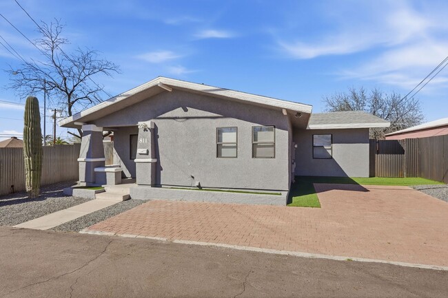 Building Photo - 811 E Caddie St