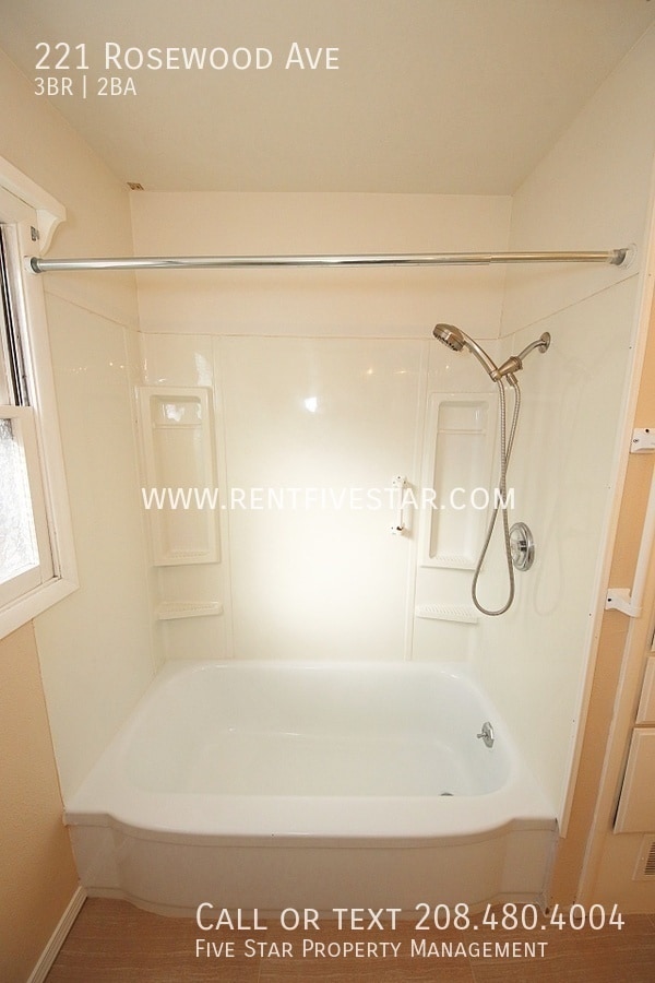 Building Photo - 221 Rosewood Ave