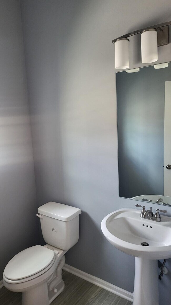 Building Photo - Newly constructed Maintenance provided 3 bed 2.5 bath