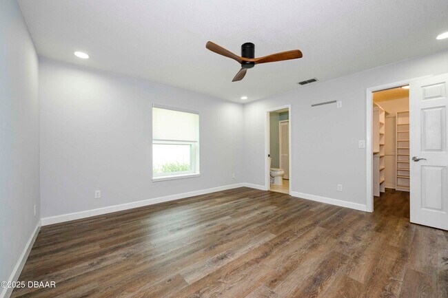 Building Photo - 6118 Del Rio Dr