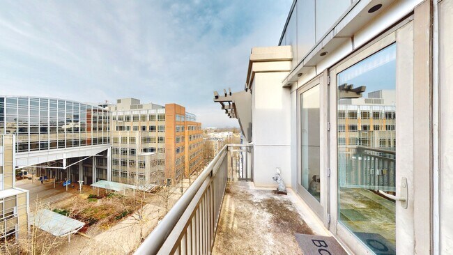 Building Photo - 718 W Trade St