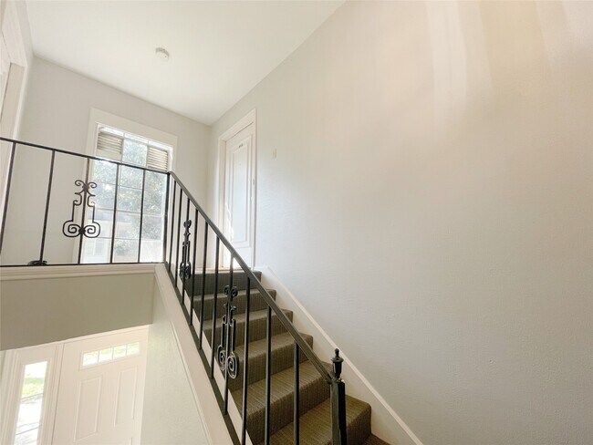 Building Photo - 443 N Post Oak Ln