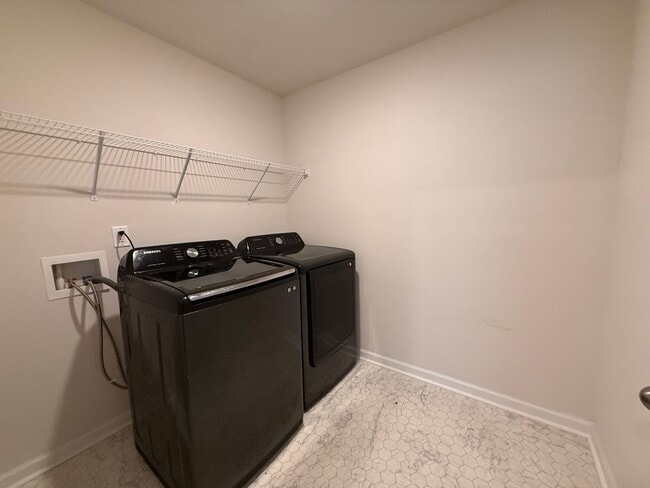 Building Photo - Spacious 5-Bedroom Home for Rent in The Falls – Modern, Comfortable, and Move-In Ready