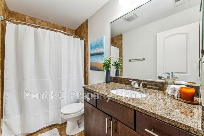 Building Photo - 530 W 10th St